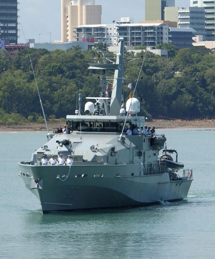 Tàu tuần tra bảo vệ bờ biển lớp Armidale của Hải quân Australia được trang bị súng Rafael Typhoon cỡ đạn 25 mm + pháo M242 Bushmaster (tốc độ bắn 200 phát/phút)